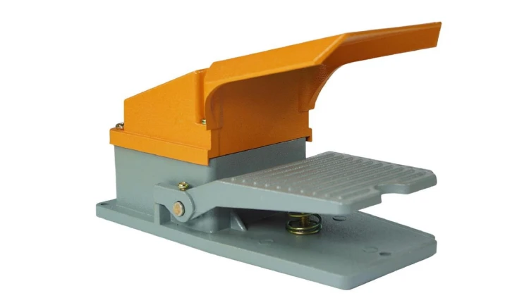 Przełącznik nożny pojedynczy z obudową 15A nacisk 3,2kg P1-O ORANGE