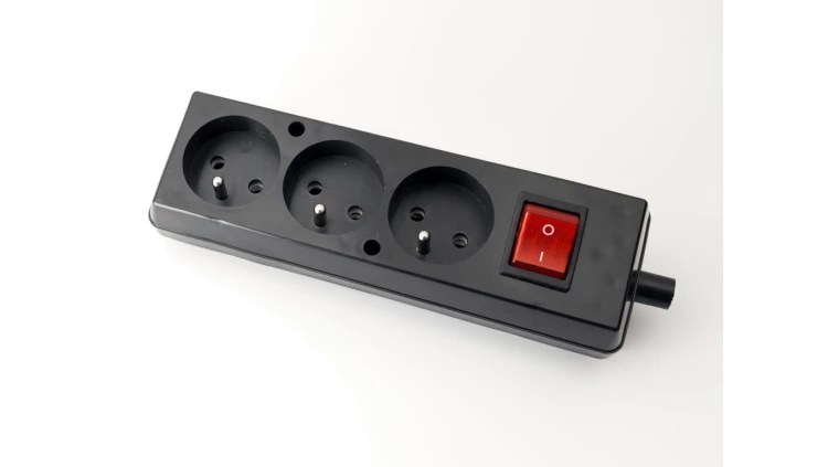 Gniazdo przenośne trzykrotne 16A 2P+Z 250V z wyłącznikiem czarne GN-370WS