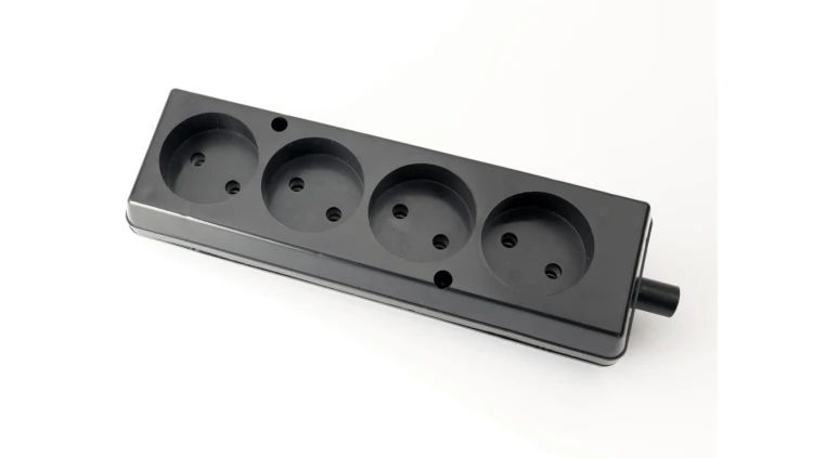 Gniazdo przenośne czterokrotne 16A 2P 250V czarne GN-460