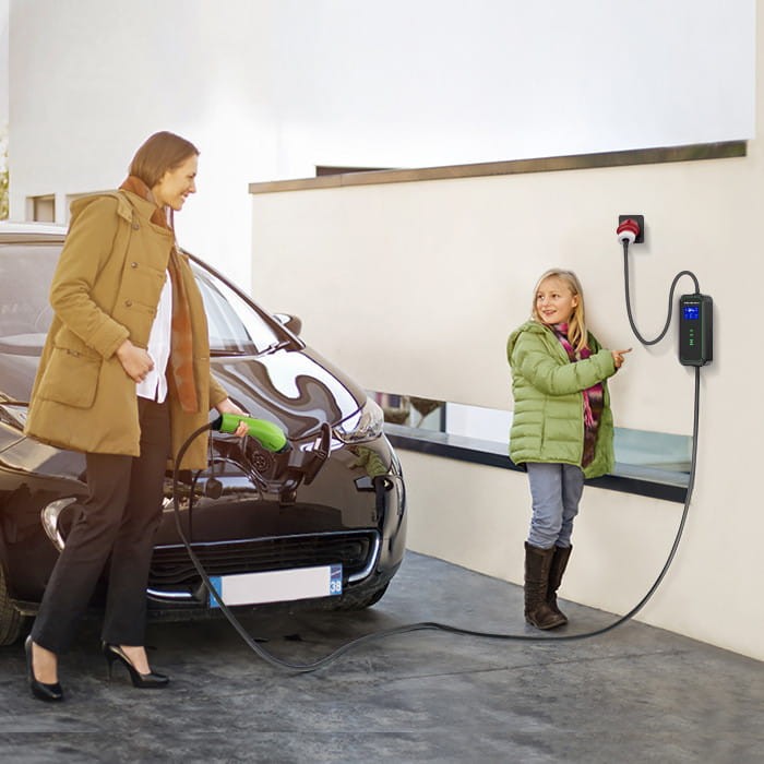 Infografika Qoltec Mobilna ładowarka do samochodu elektrycznego EV zamontowana w garażu