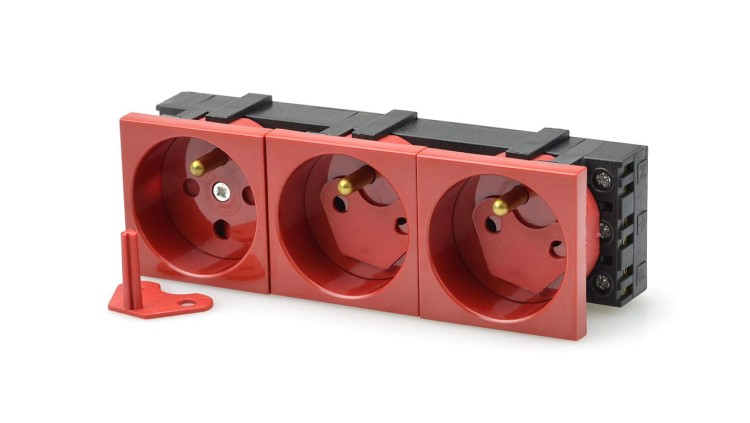 Gniazdo 3x 2P+Z DATA czerw klucz 45x135mm typ M45 JL-02-G21-7K